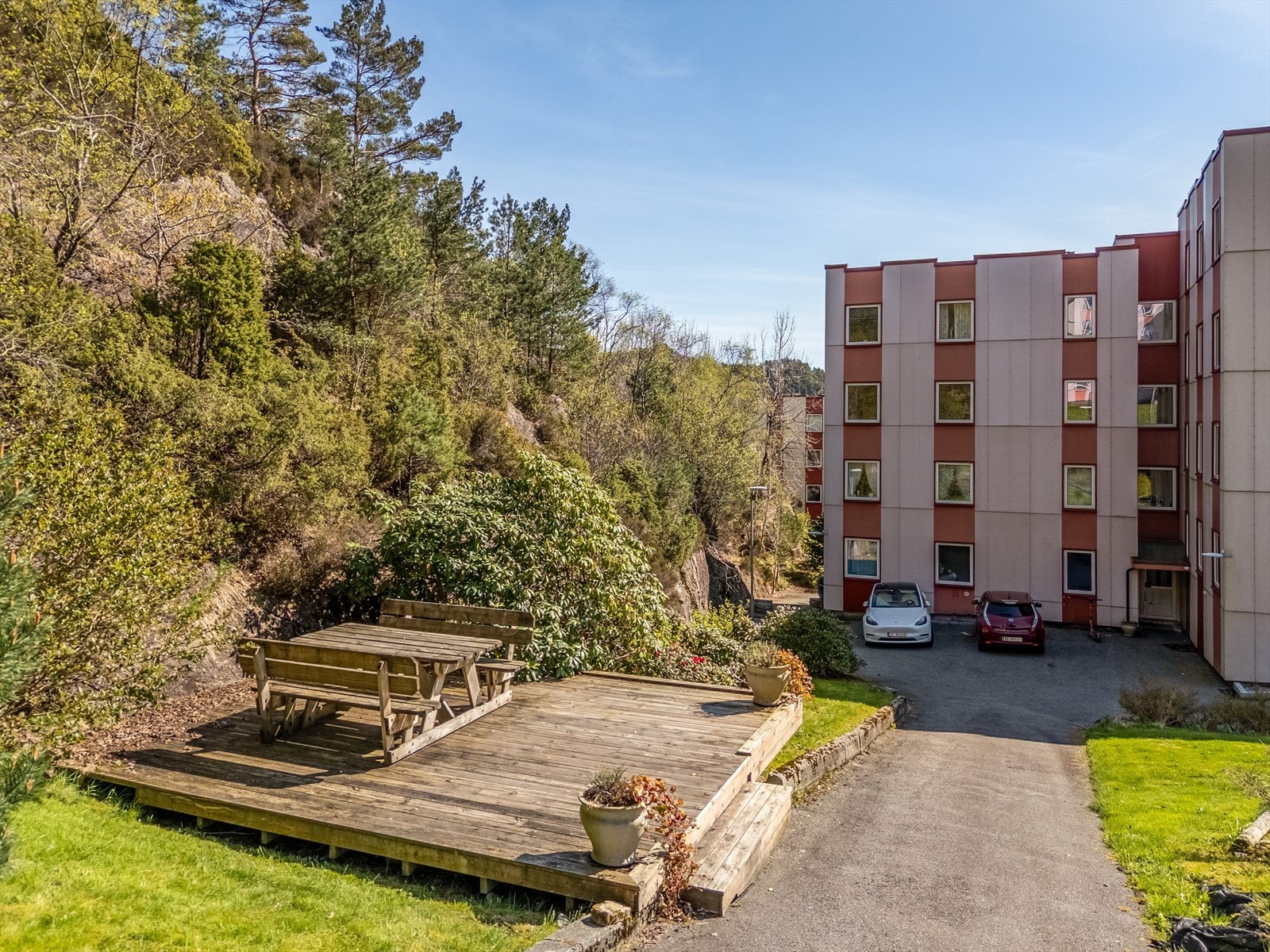 Solterrasse ved blokkens inngangsparti Galleribilde