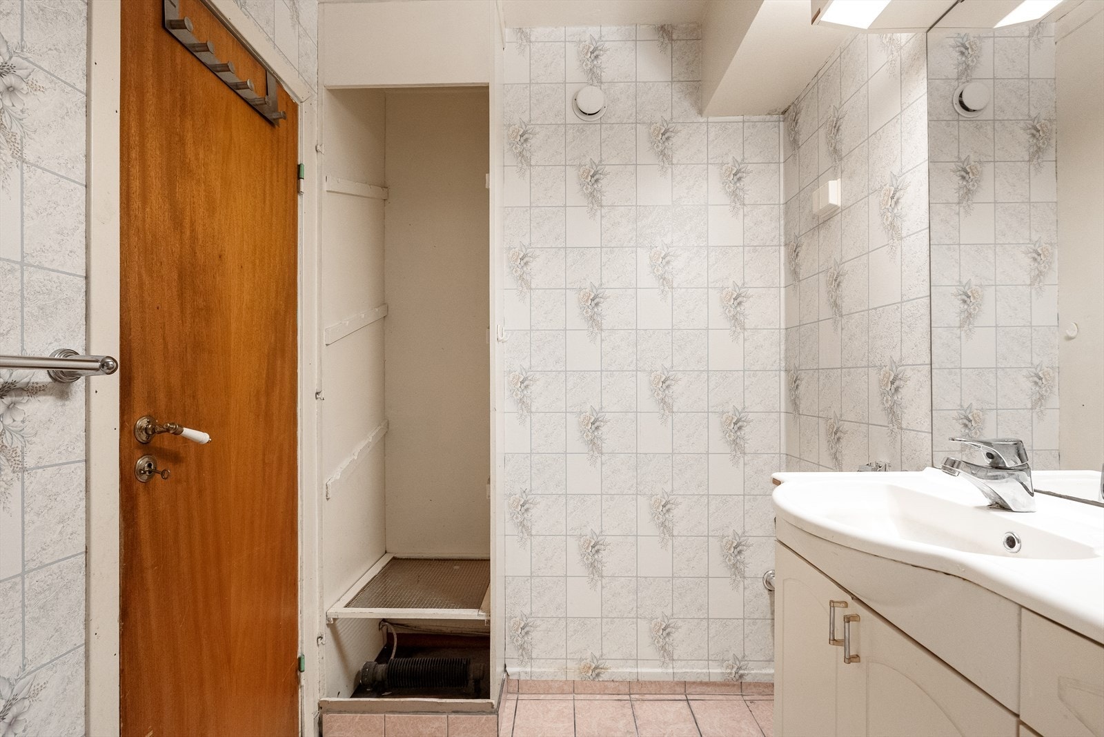 Eldre bad på ca 4,1 m², modent for oppgradering. Plass for vaskemaskin og tørketrommel, samt tidligere tørkeskap i ene hjørnet Galleribilde