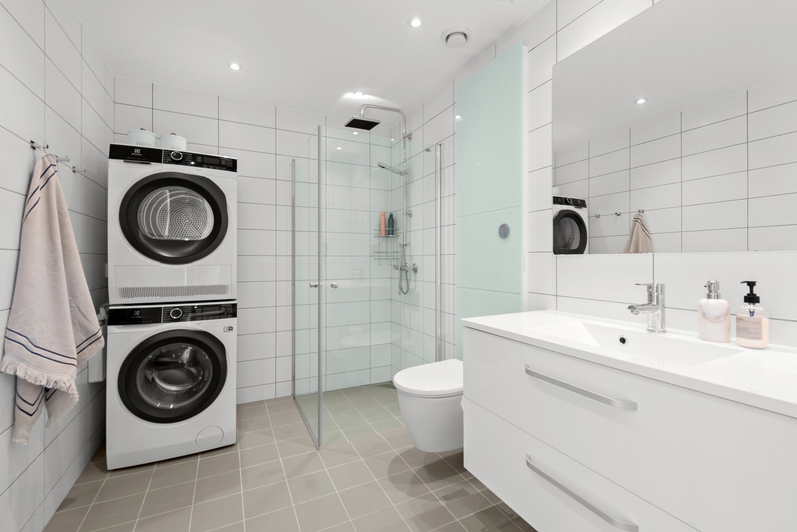 Badet er romslig, og har opplegg til vaskemaskin og tørketrommel. Galleribilde