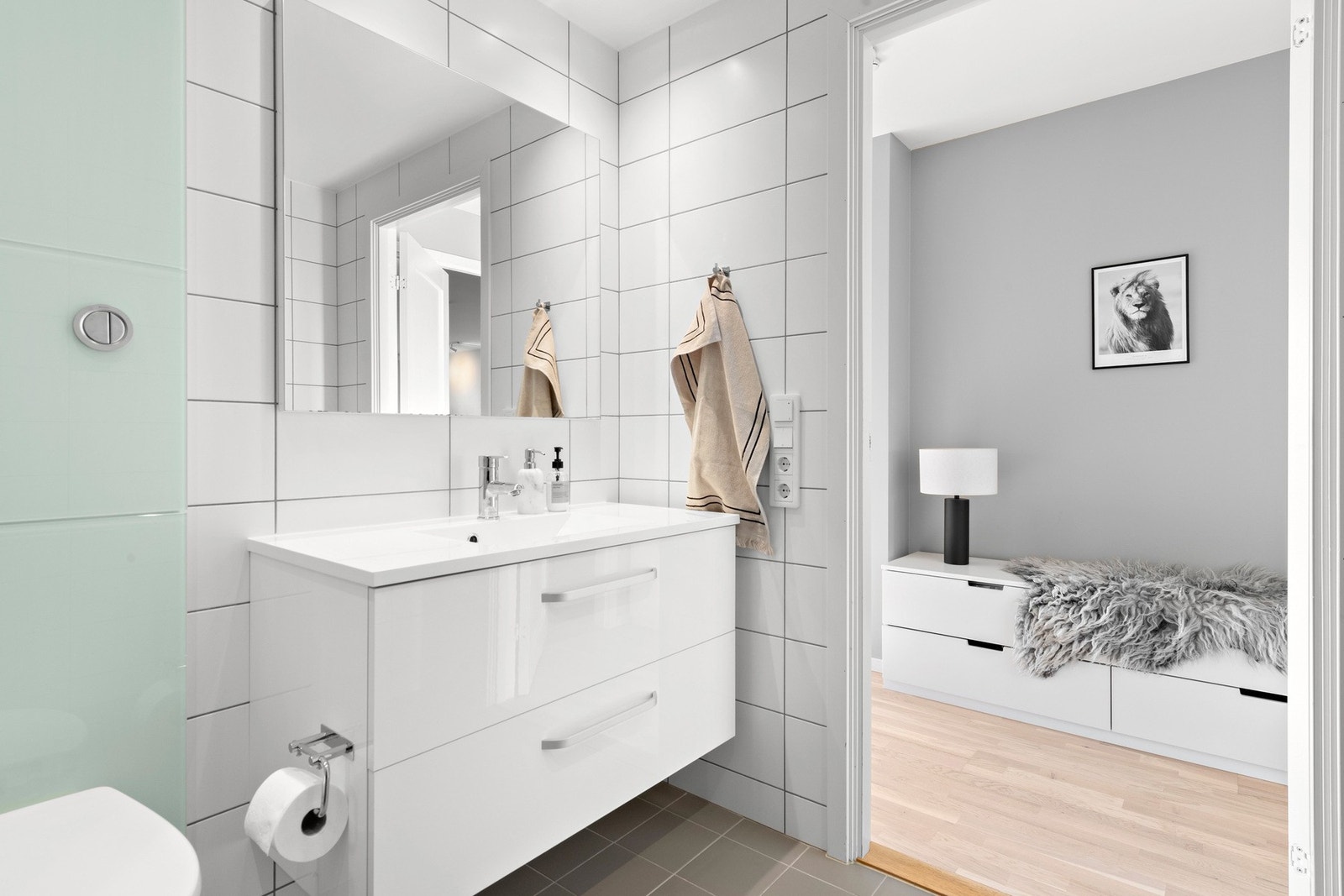 Badet er lyst og pent, med varme i gulv. Galleribilde