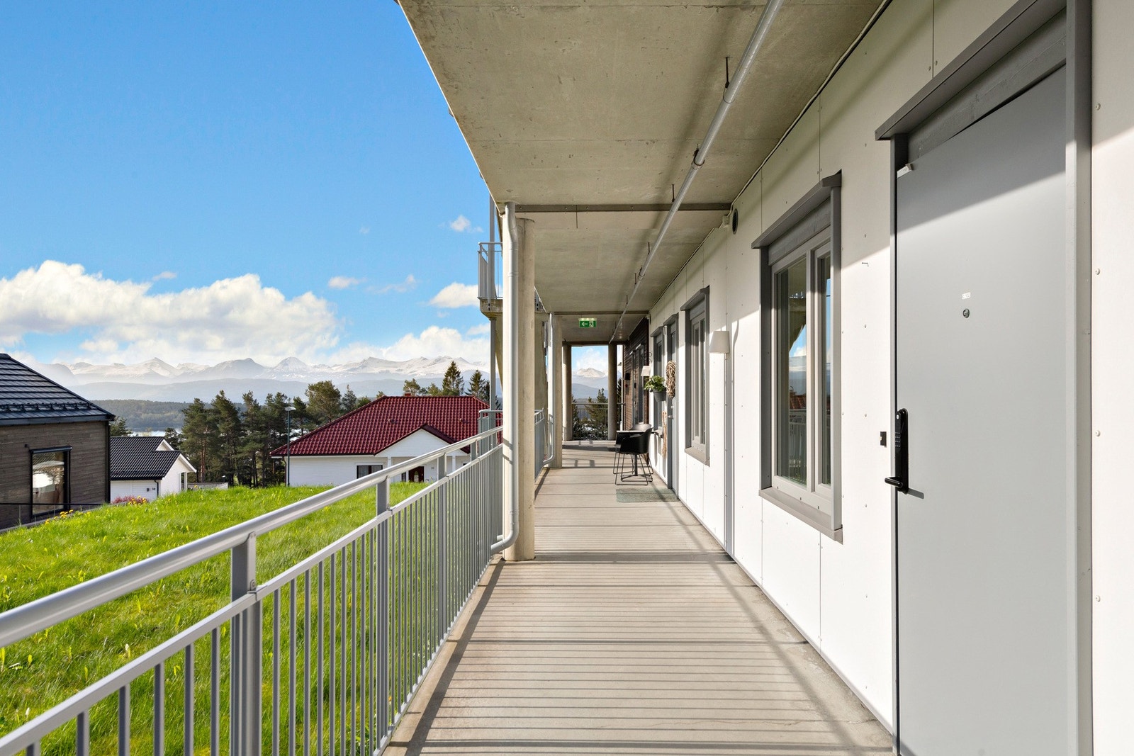 Inngangspartiet har morgensol. Galleribilde
