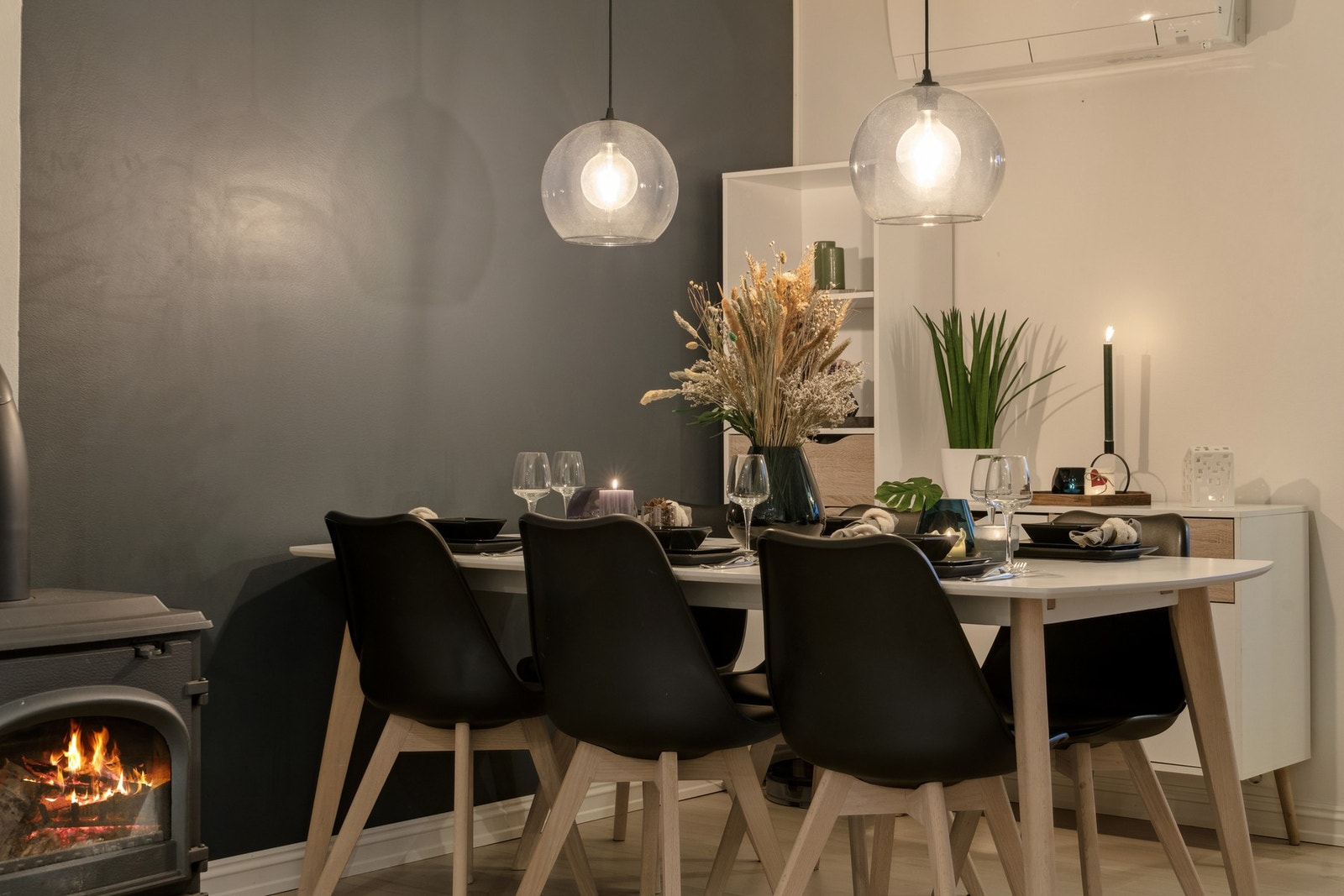 Boligen fremstår som godt vedlikeholdt, med lune detaljer som vedfyring, varmepumpe og gode kvalitetsmaterialer. Galleribilde