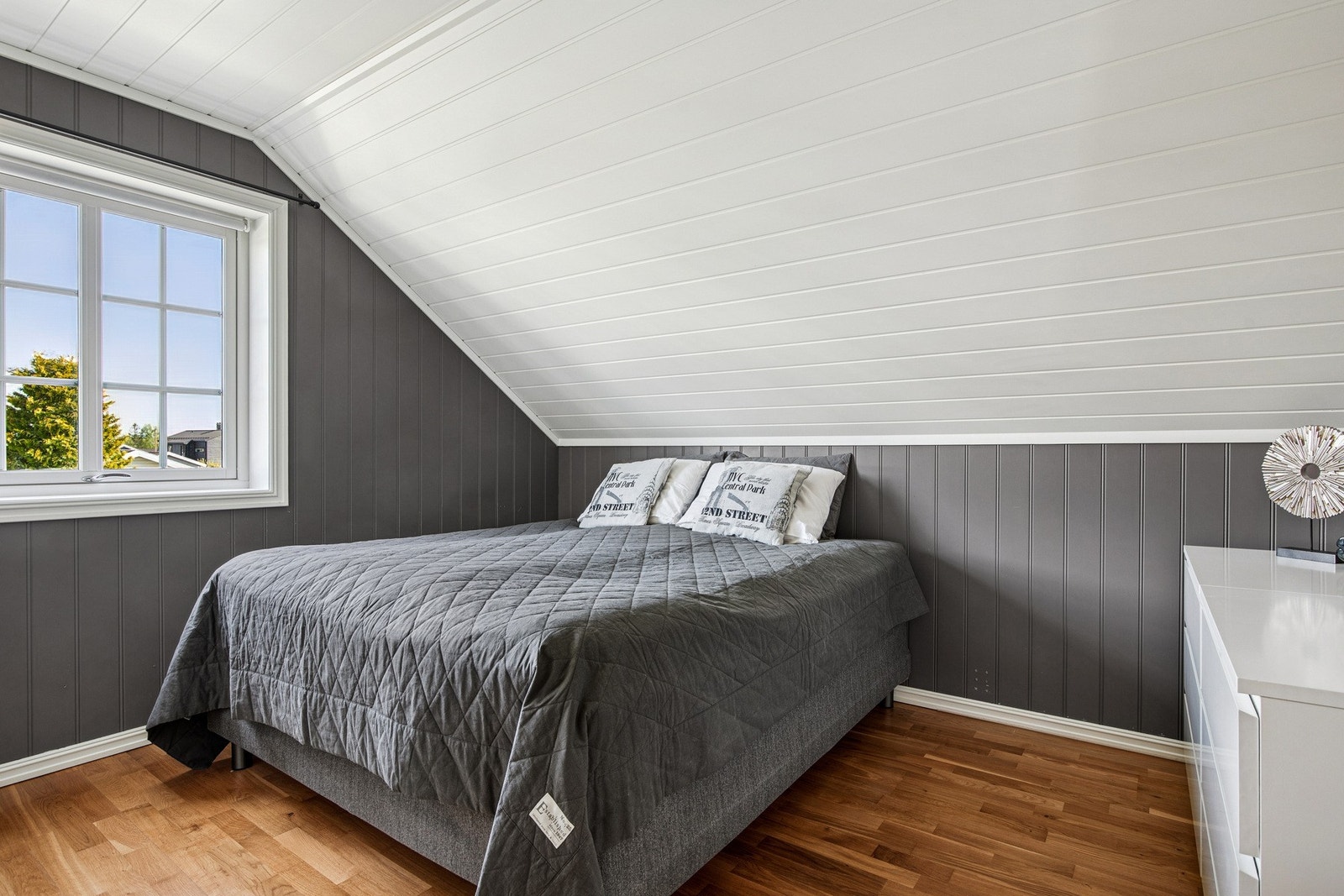 Lunt og hyggelig masterbedrom. Galleribilde