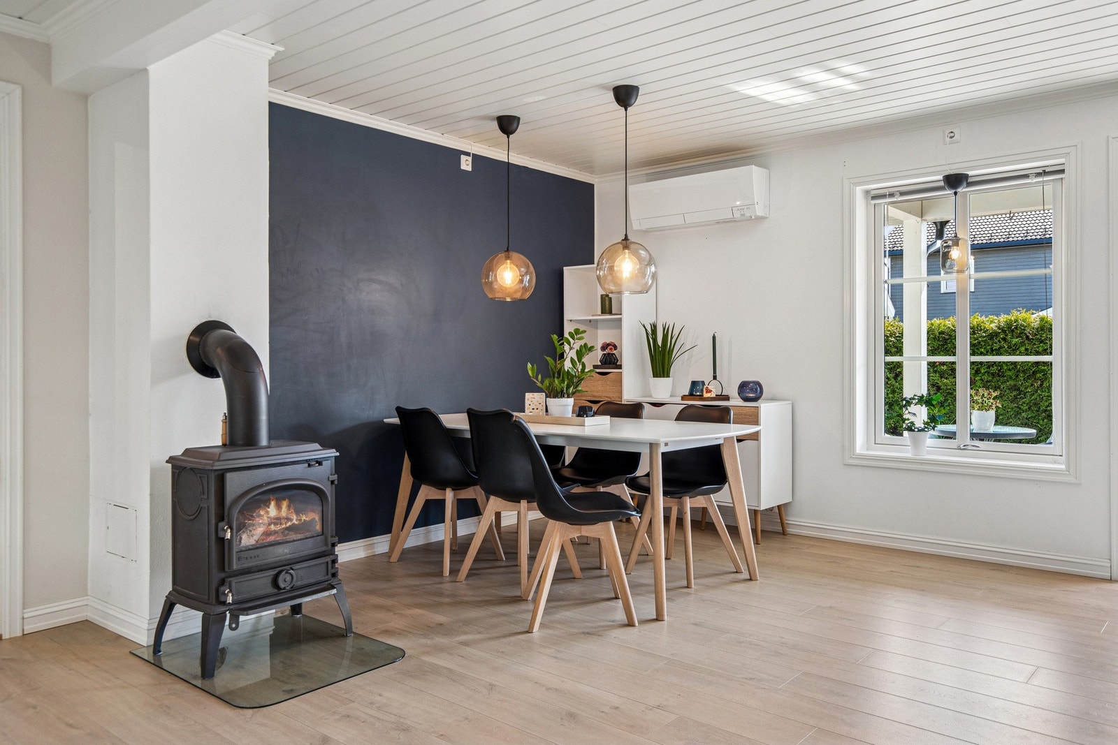 Stuen har gode møbleringsmuligheter, plass til både stor sofakrok og spisegruppe. Galleribilde