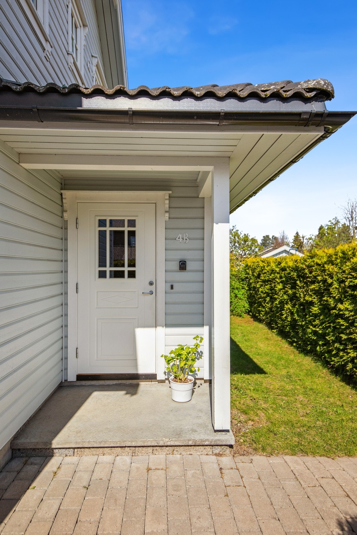 Boligen ønsker velkommen med et pent opparbeidet inngangsparti med belegningsstein og overbygg. Galleribilde