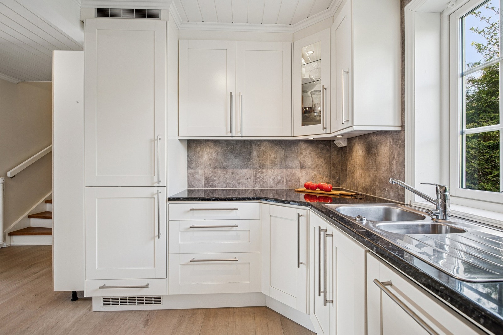 Her er det montert kjøkkenvifte med avtrekk ut, dobbel vask og godt med lys. Galleribilde