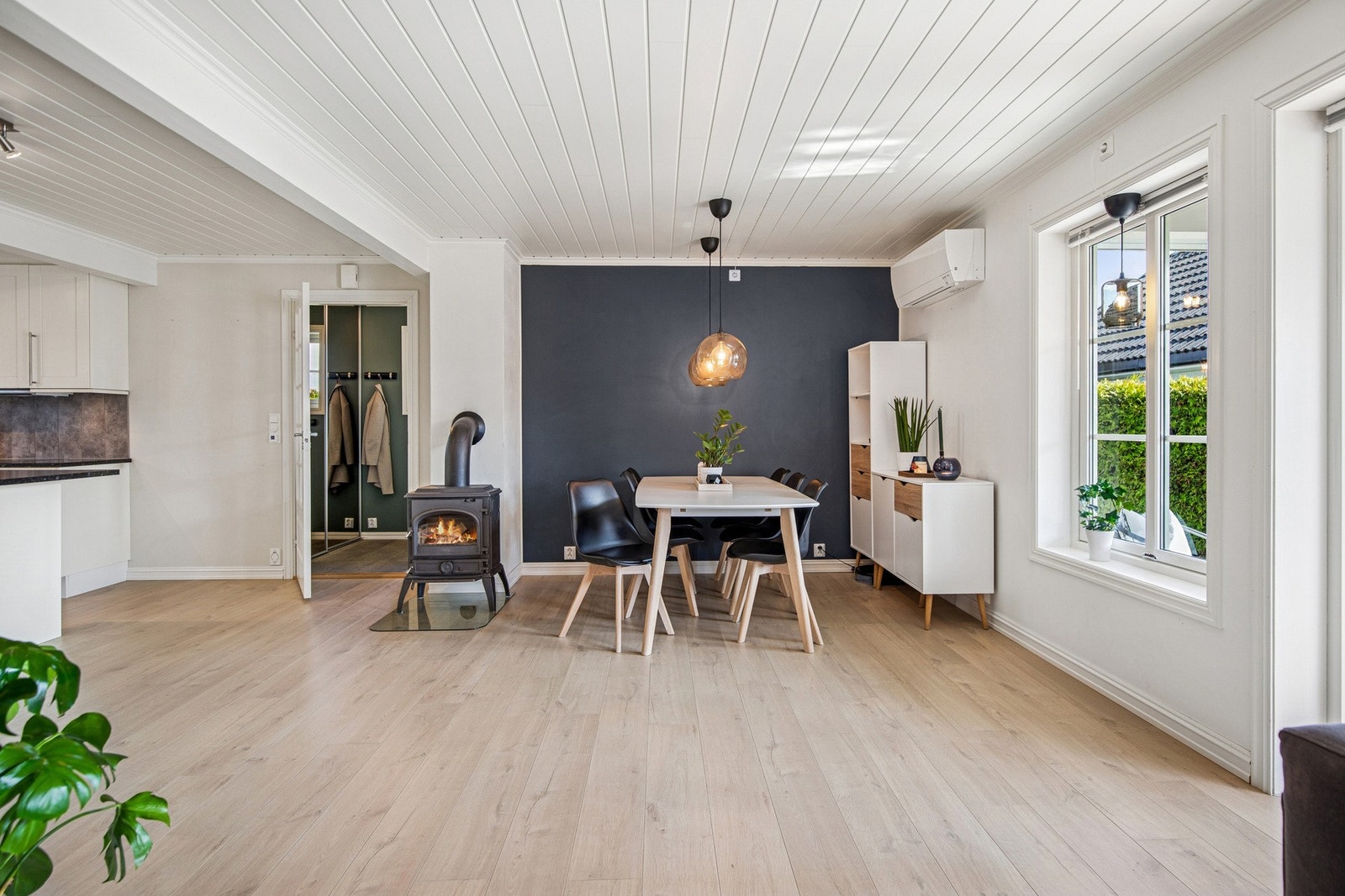 Spisestuen. Galleribilde