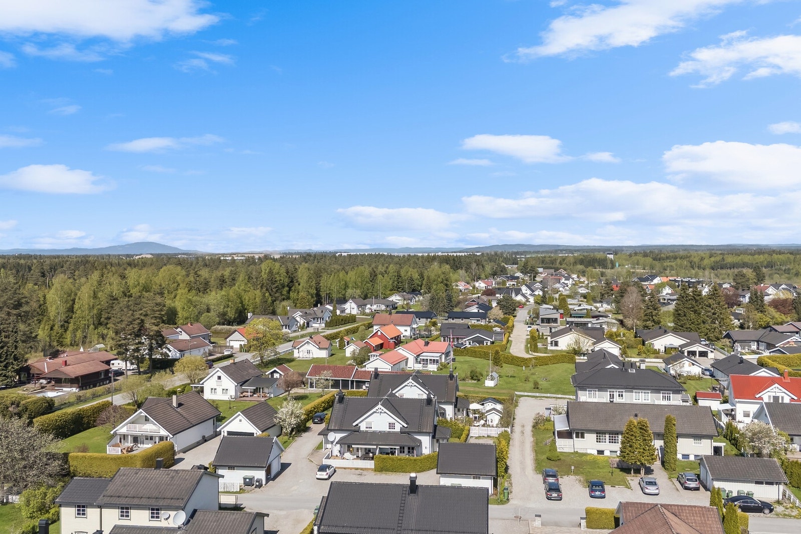 Nærmeste barnehage ligger i gangavstand fra boligen og Hovin barneskole er kun ca. 1 km unna med trygg vei. Galleribilde