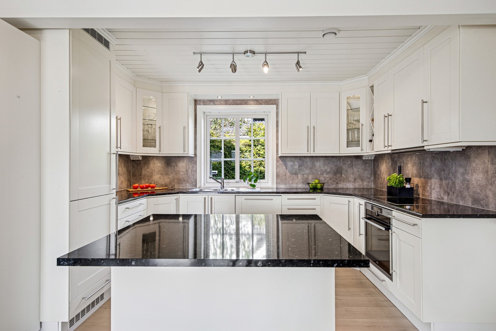 Kjøkkenet har integrert kjøleskap, oppvaskmaskin samt kombiovn og platetopp. Galleribilde