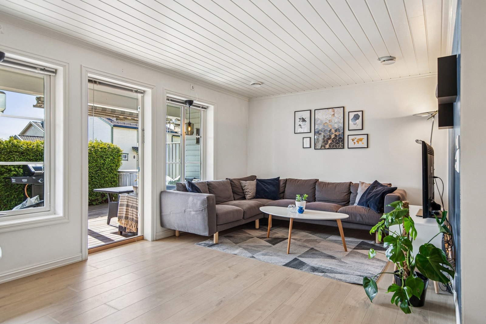 Fra stuen er det direkte utgang til en solrik terrasse. Galleribilde