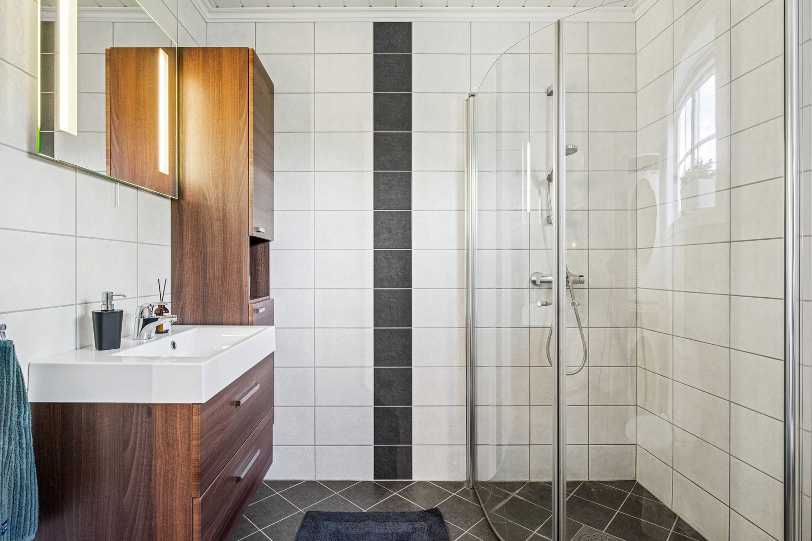 Boligen har to baderom, ett i hver etasje, begge med fliser på gulv og vegger, samt panel i himling som gir et klassisk preg. Galleribilde