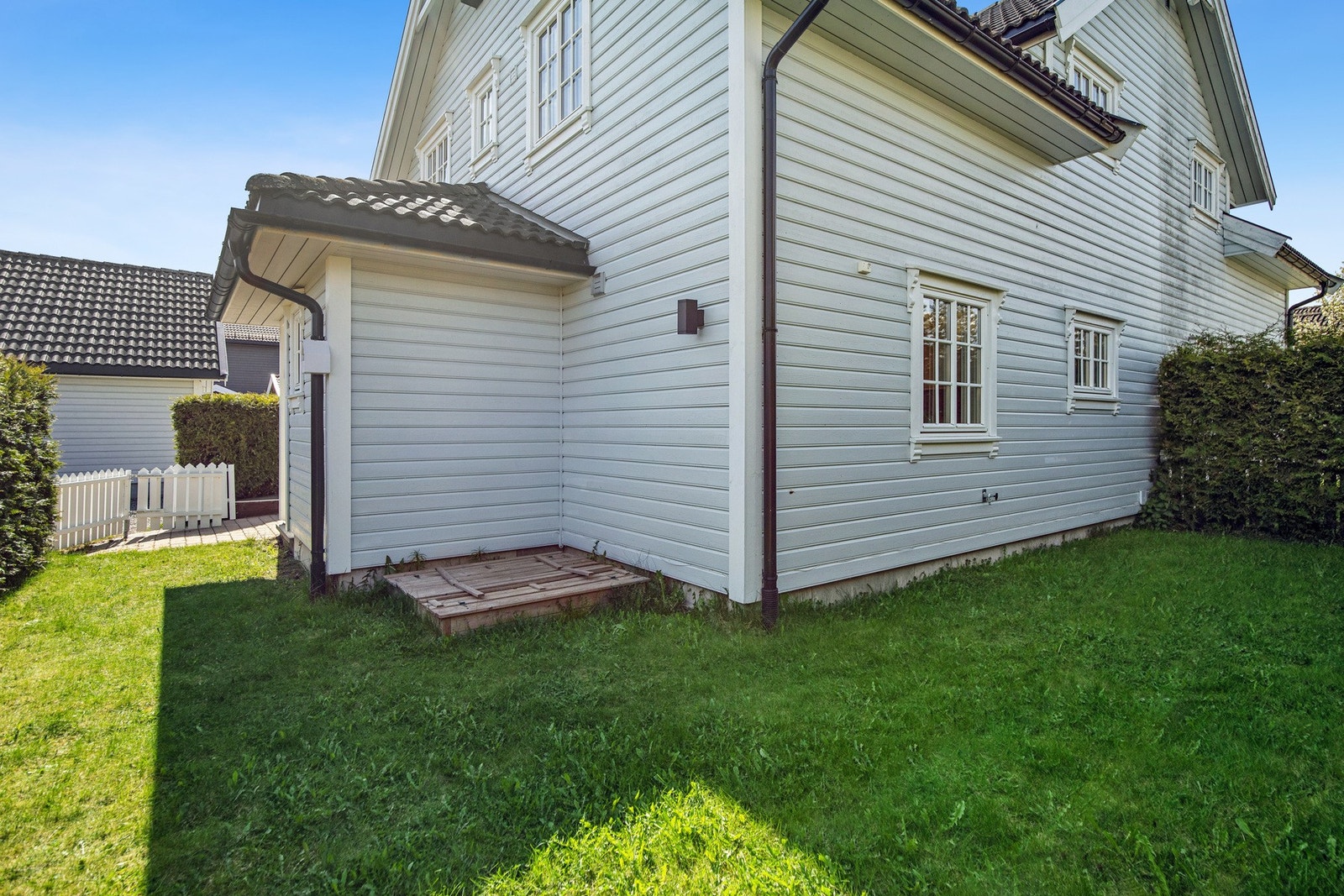 I tillegg til terrasse har boligen en hage med god boltreplass for store og små! Galleribilde