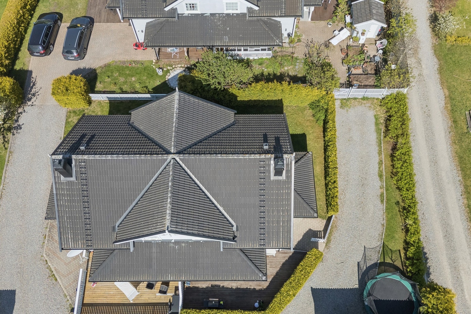 Tomten er opparbeidet med plen og beplantning. Galleribilde