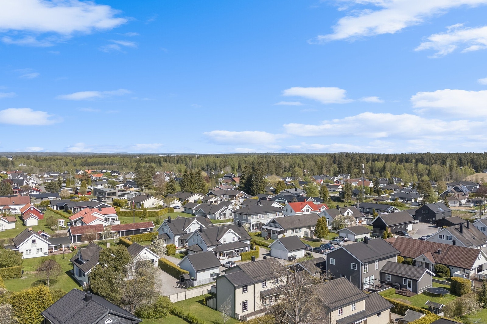 Fra boligen har du gåavstand til diverse fasiliteter, skoler, barnehager og offentlig kommunikasjon. Området blir beskrevet som veldig hyggelig, stille og rolig. Galleribilde