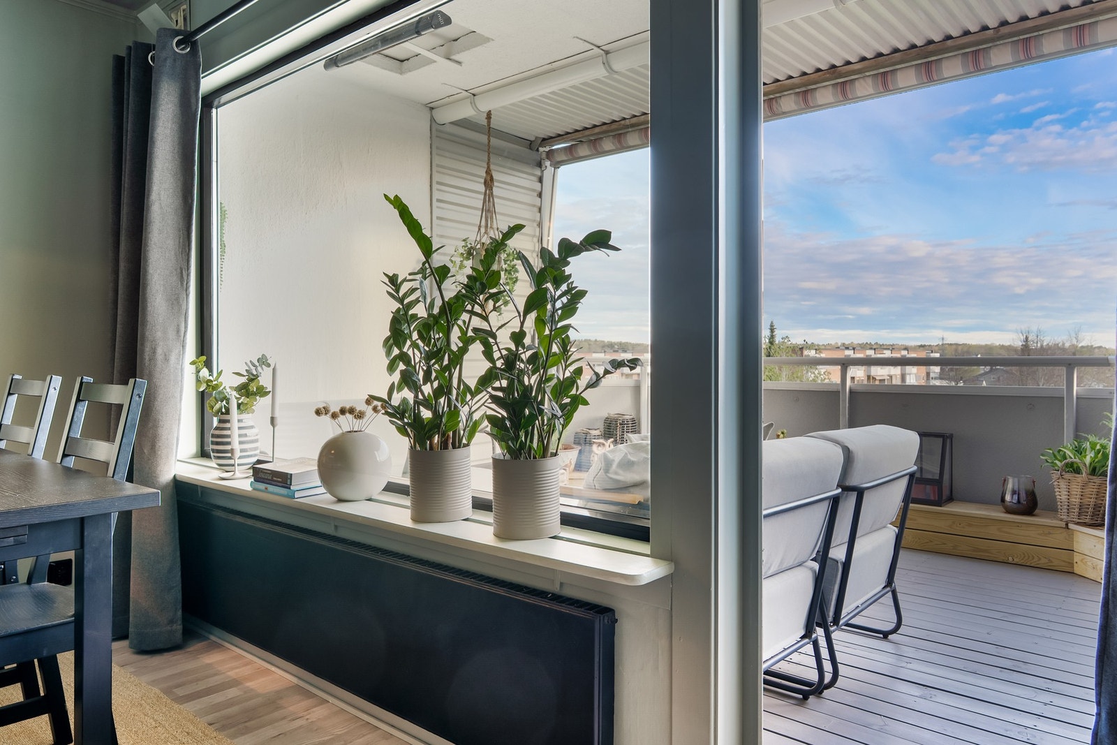 Fra stuen har du utgang til balkong med utsikt over borettslagets plen og grøntområder. Galleribilde