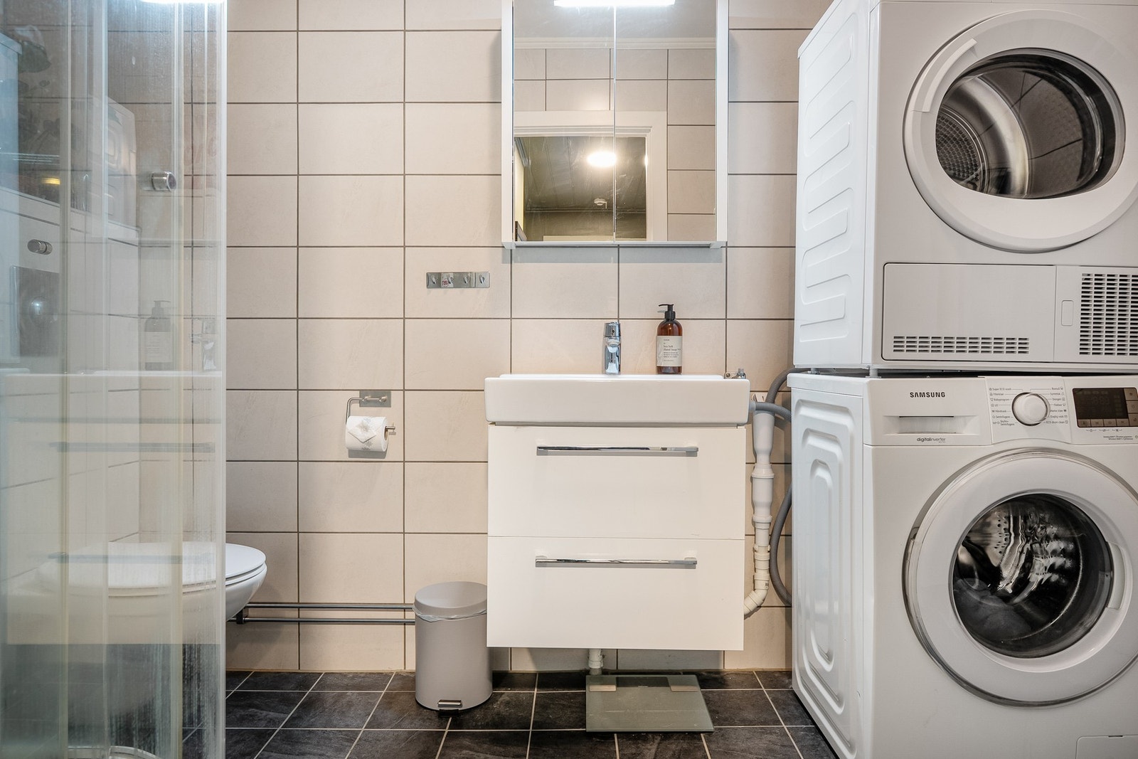 Badet har flislagt gulv med varme. Galleribilde