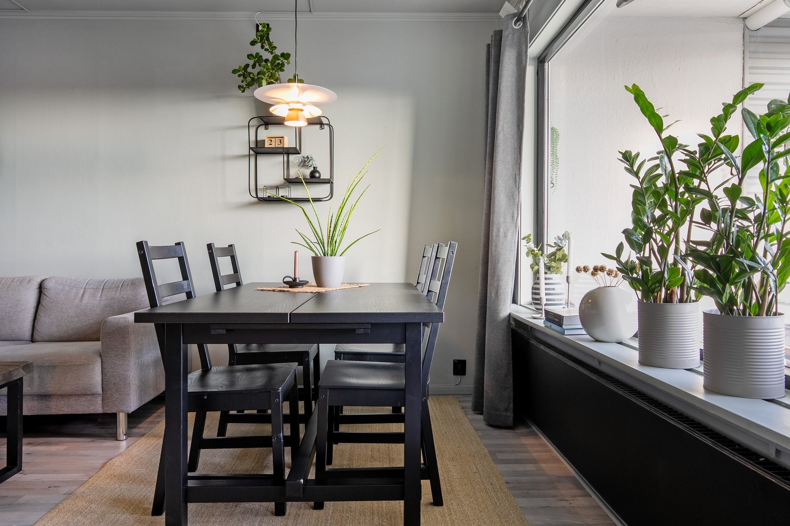 Store vindusflater gir lys og luft til rommet. Galleribilde