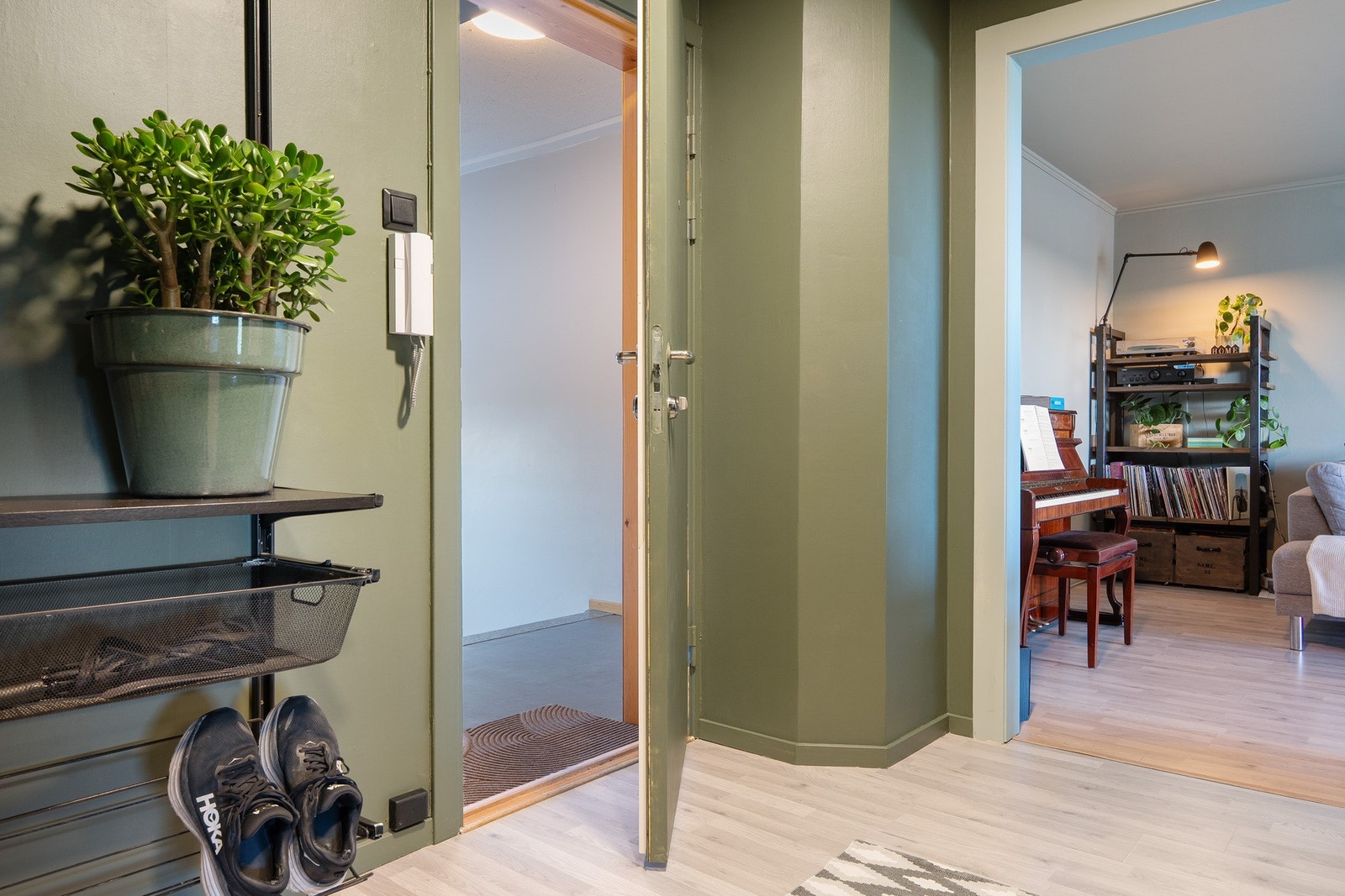 Leiligheten er malt i delikate grønntoner - noe som gir et frisk og oppdatert uttrykk. Galleribilde