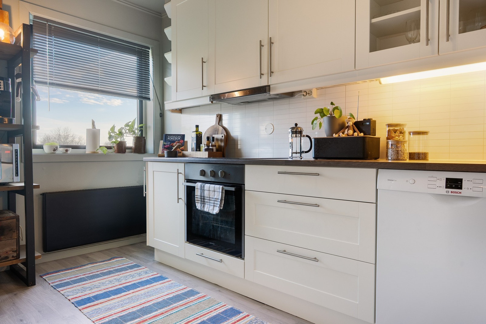 Kjøkkenet har integrerte hvitevarer som oppvaskmaskin, induksjonstopp og stekeovn. Galleribilde