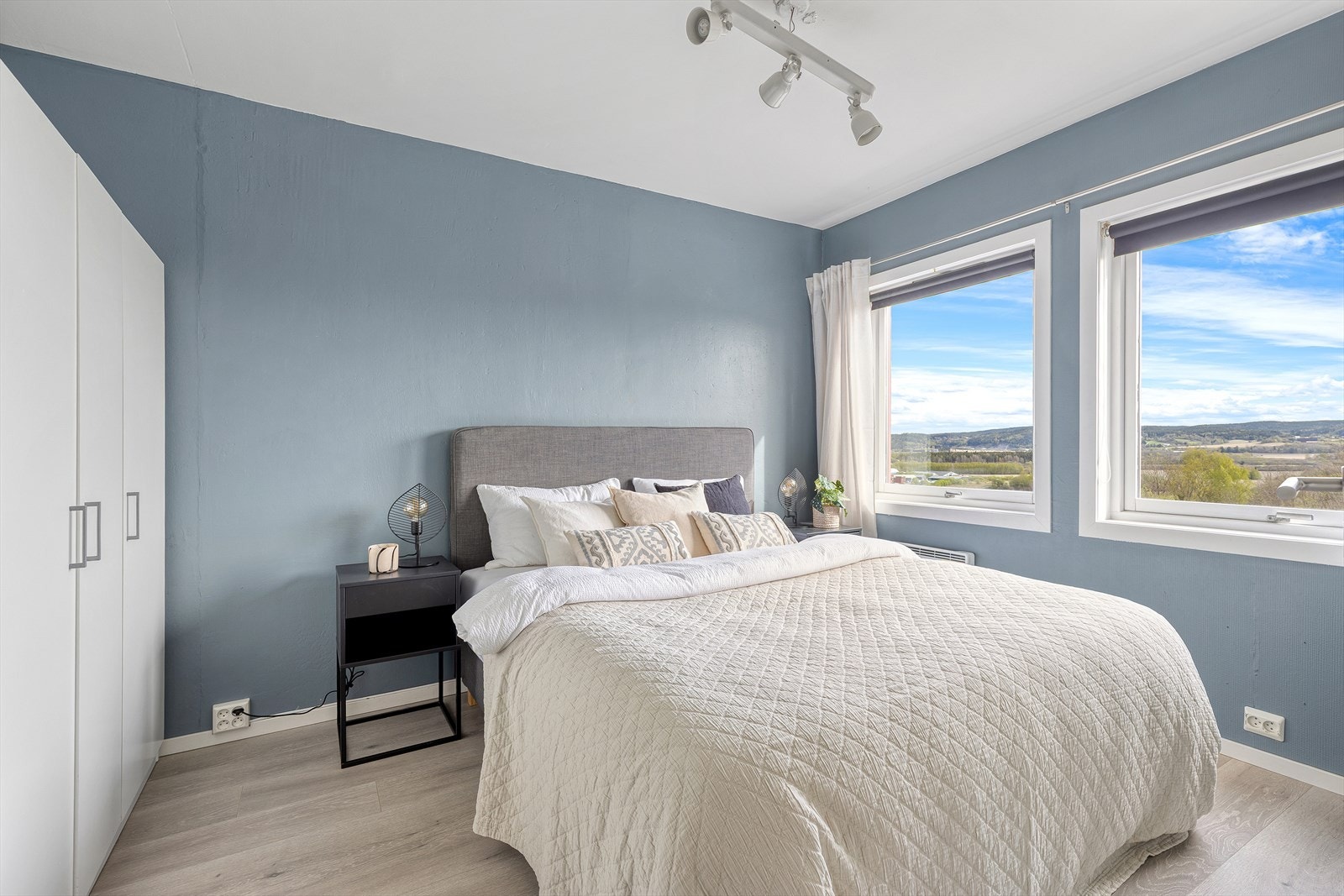 Leiligheten har to gode soverom med adkomst fra hhv. kjøkken og stue Galleribilde