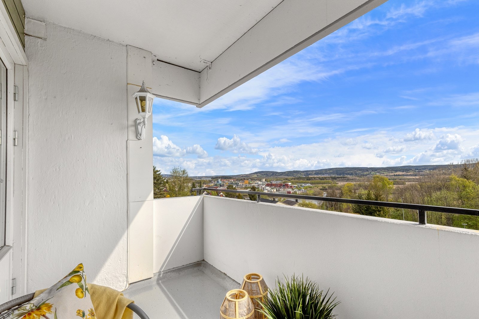 Balkongen har god plass til ønsket utemøblement så man kan nyte en flott utsikt og gode solforhold Galleribilde