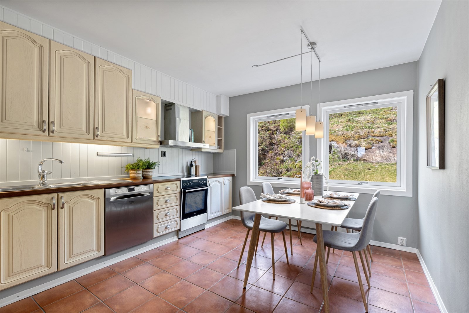 Romslig kjøkken med god plass til en spisegruppe Galleribilde