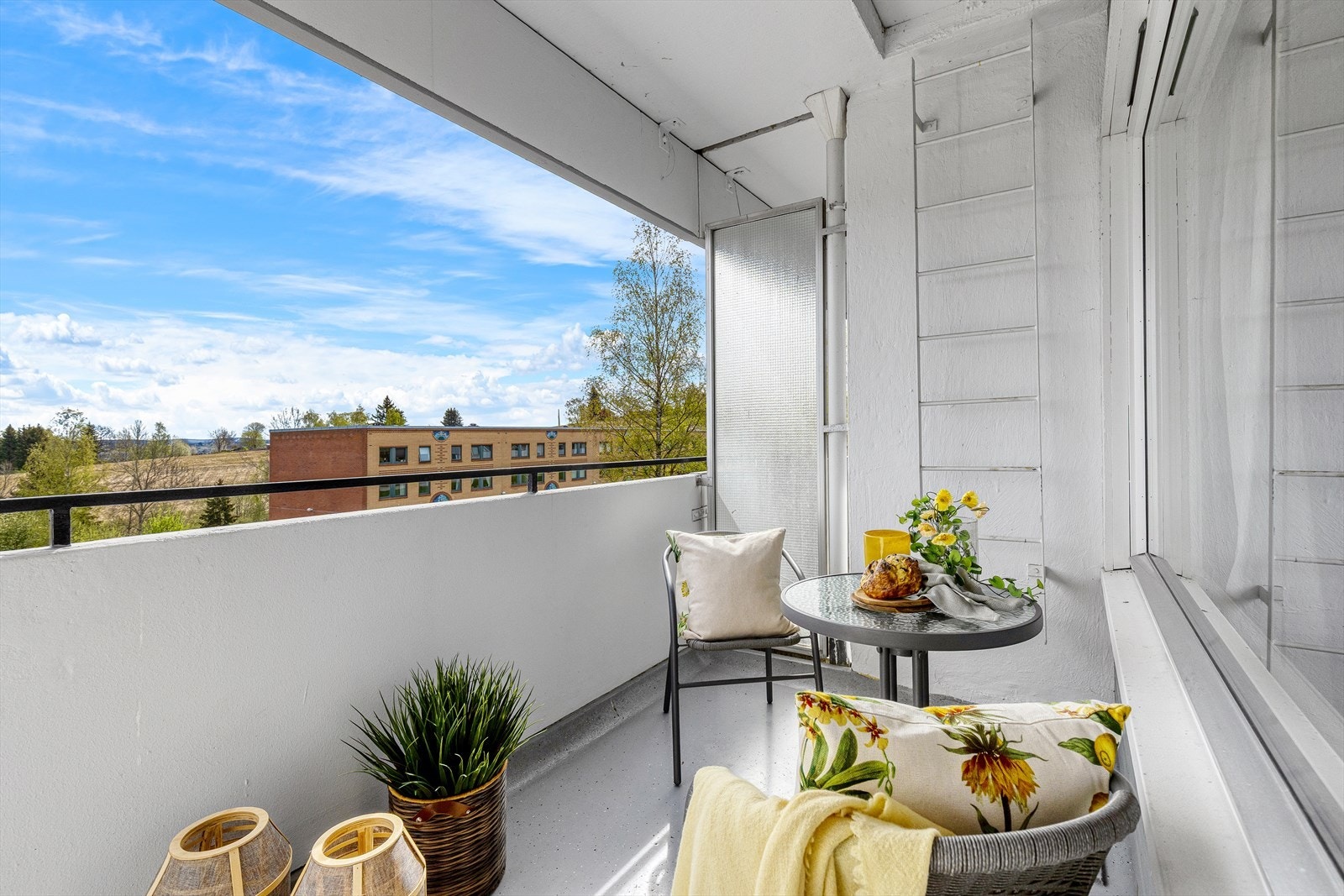 Flott vestvendt balkong på 6 m² Galleribilde