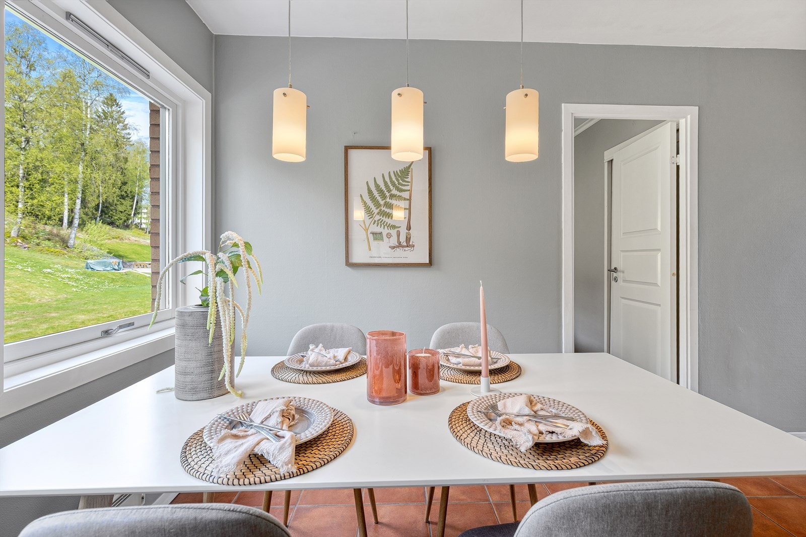 Her på kjøkkenet er det to store vinduer fritt for innsyn Galleribilde