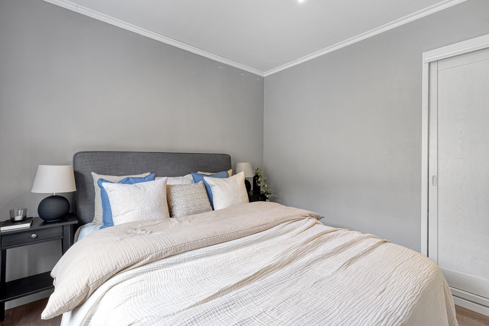 Her er det dør til plassbygd garderobeskap Galleribilde