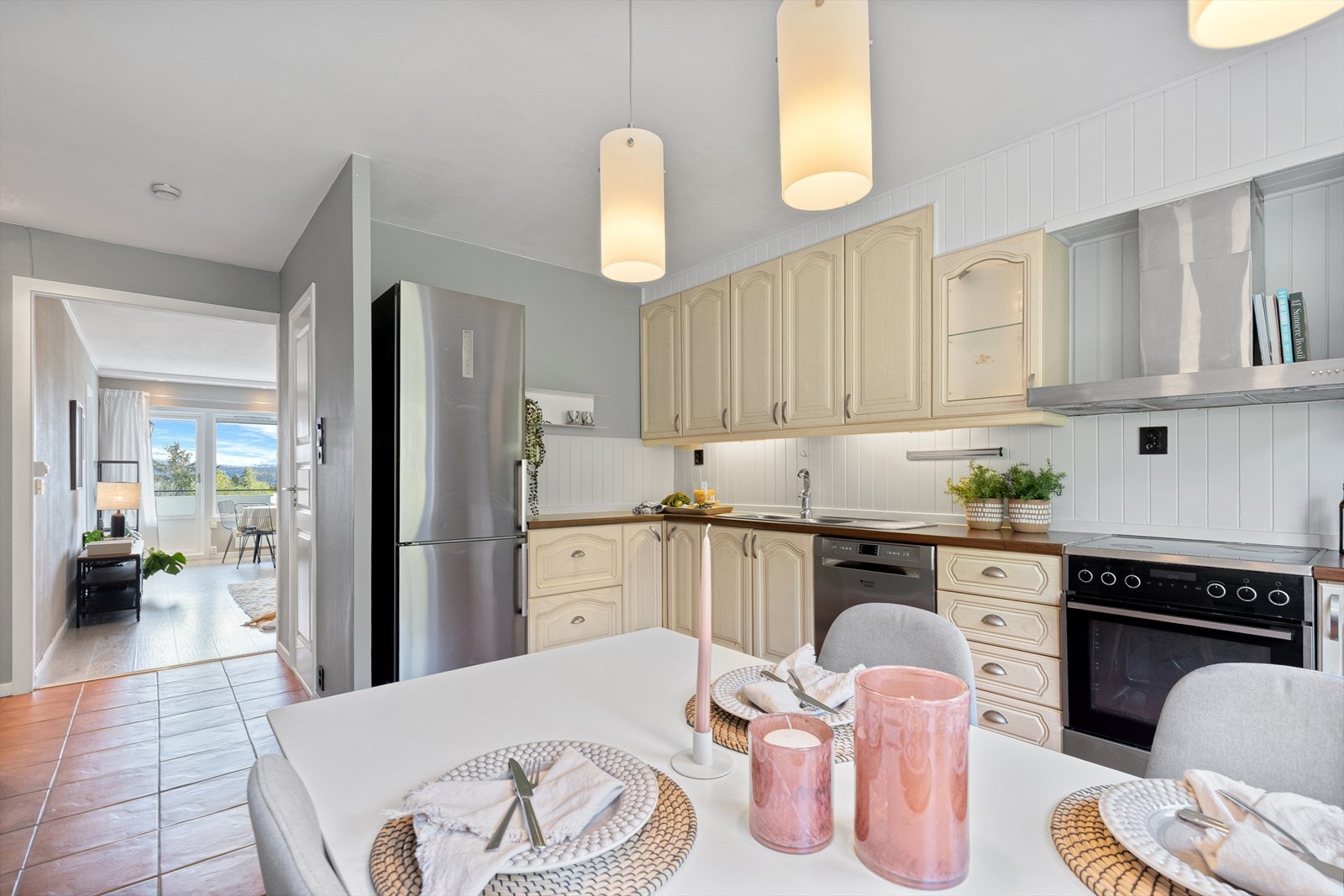 Det er avsatt nisjer for frittstående hvitevarer som kjøl/fryseskap, oppvaskmaskin og komfyr Galleribilde