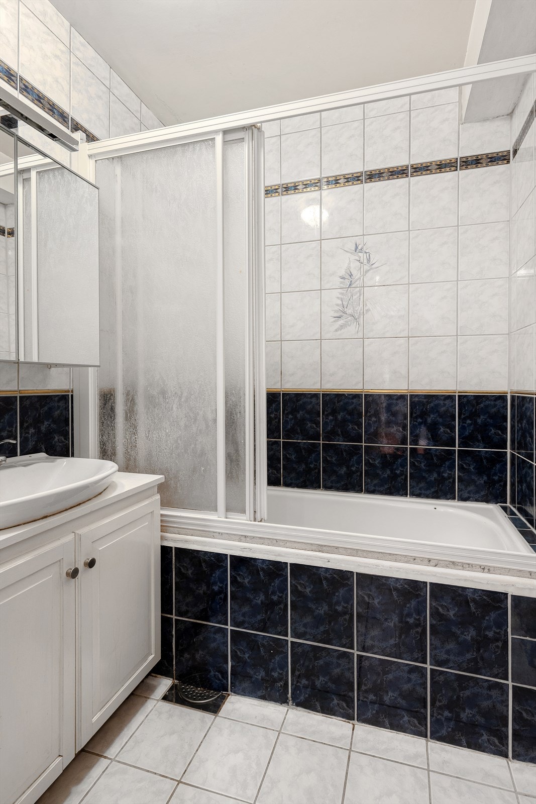 Og servant med underskap, speilskap og innfliset badekar er i den andre delen Galleribilde