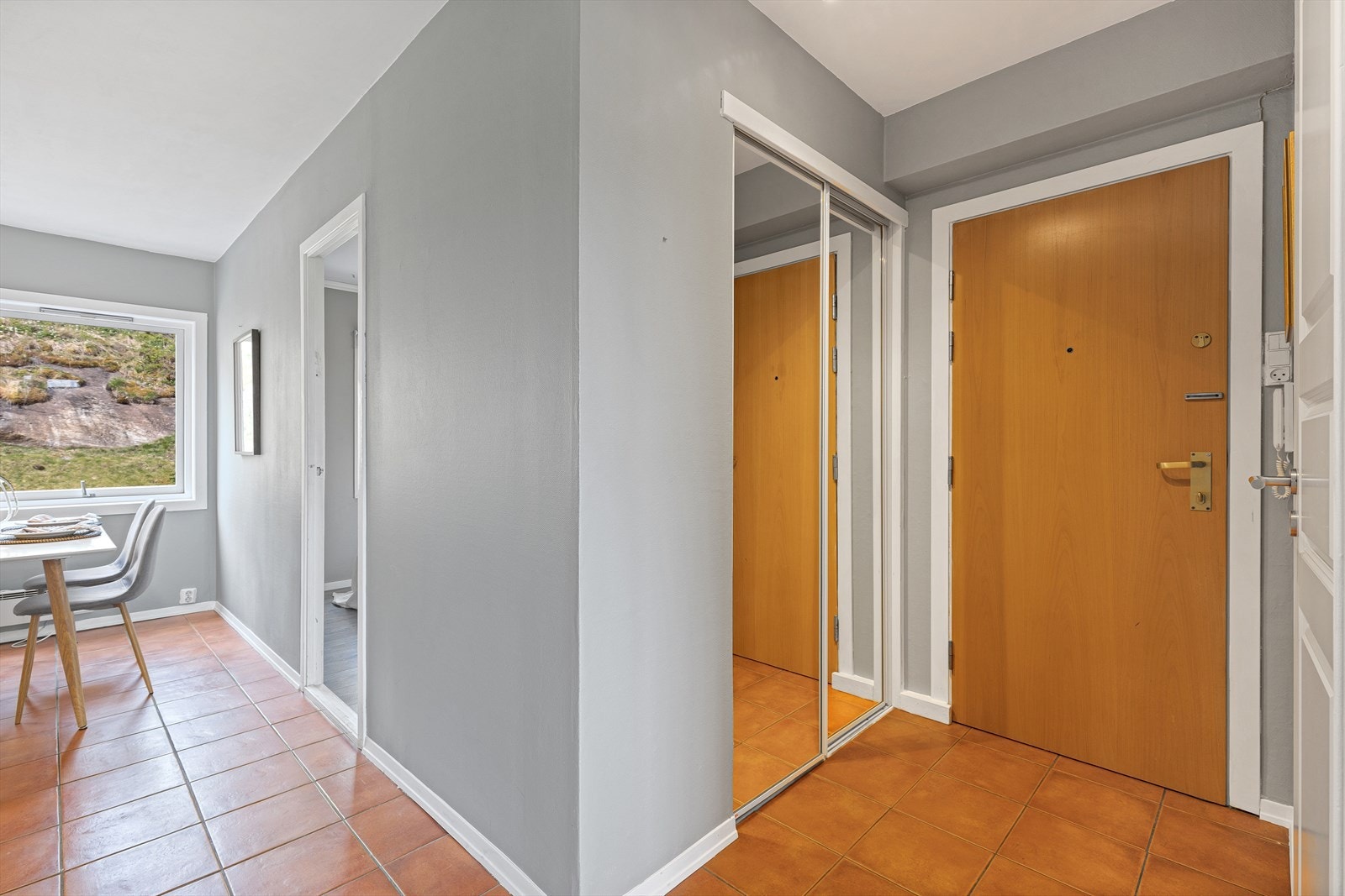 Velkommen inn! Leiligheten har en pen flislagt gang med god oppbevaringsplass i plassbygd skyvedørsgarderobe med speilfronter Galleribilde