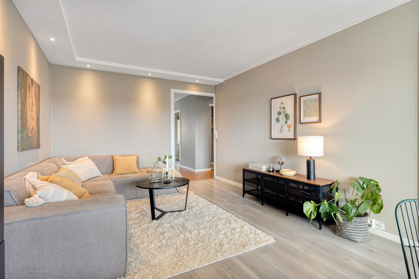 Stuen har lys laminat, og veggflater malt i en dus og tidsriktig farge Galleribilde