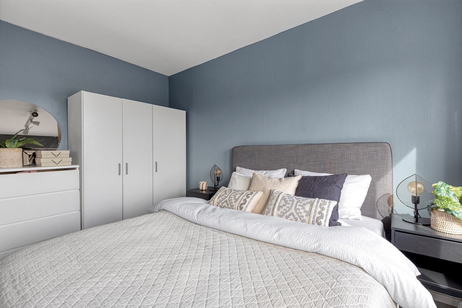 Hovedsoverom med plass til stor seng og tilhørende nattbord Galleribilde