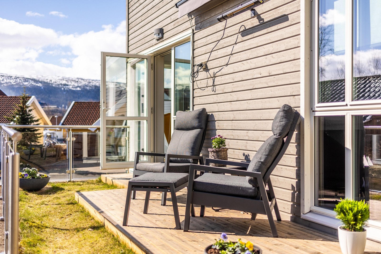 Flott uteområde med glassrekkverk Galleribilde