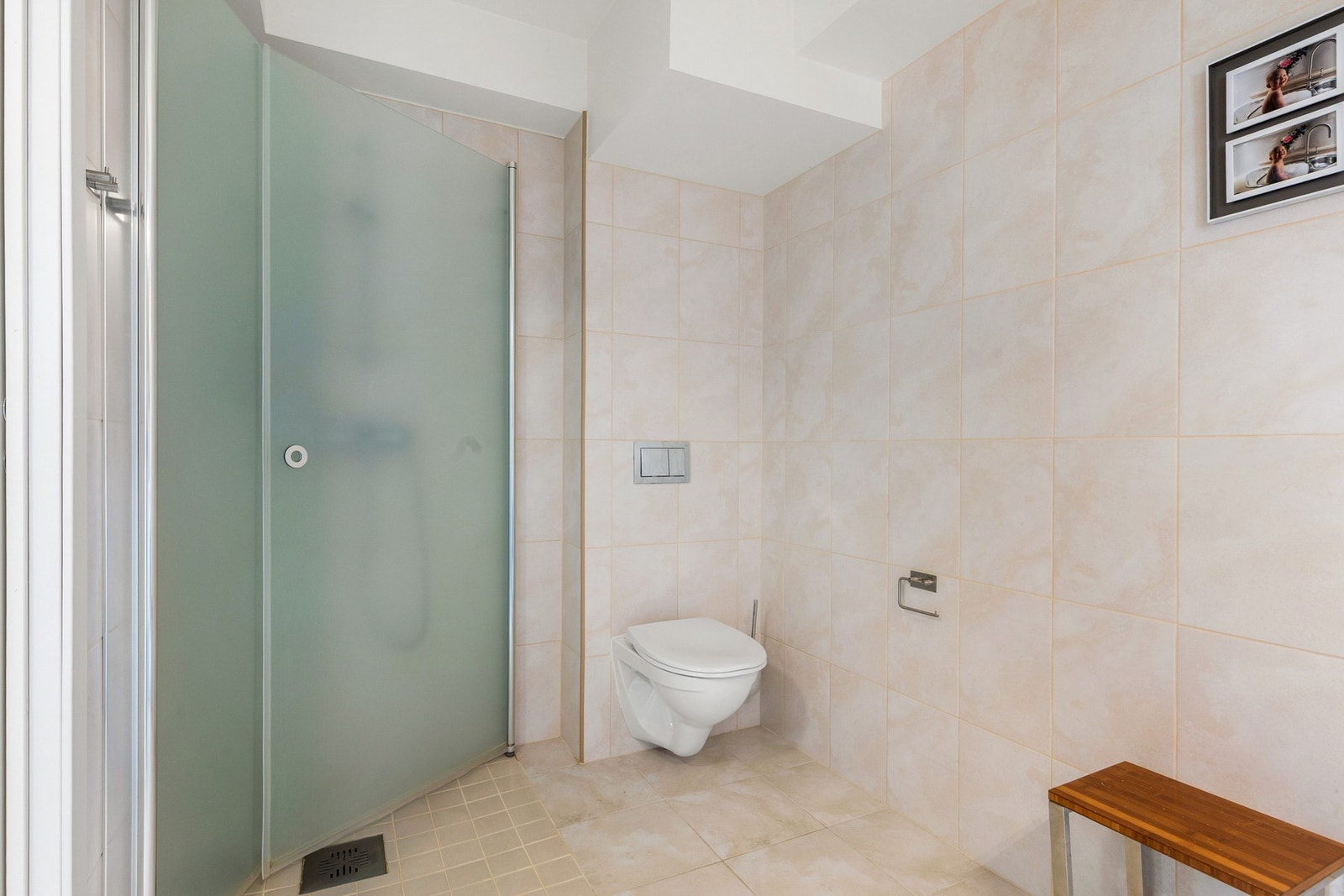 Romslig flislagt bad Galleribilde