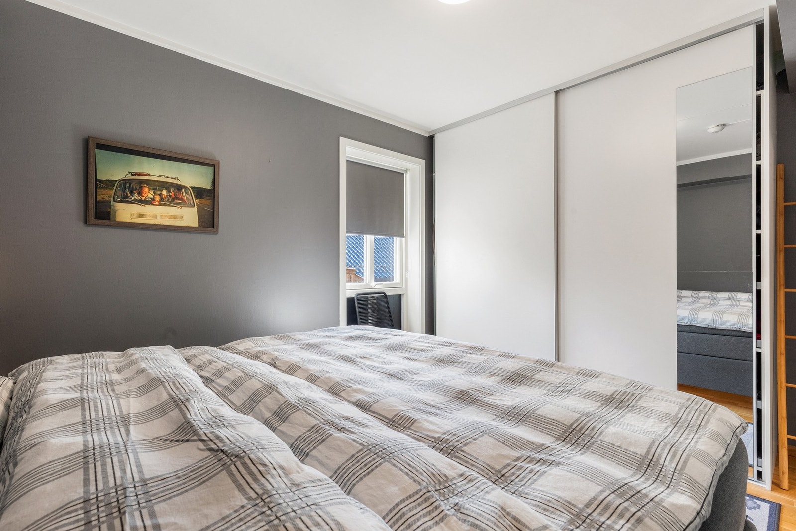 Skyvedørsgarderobe på soverom Galleribilde