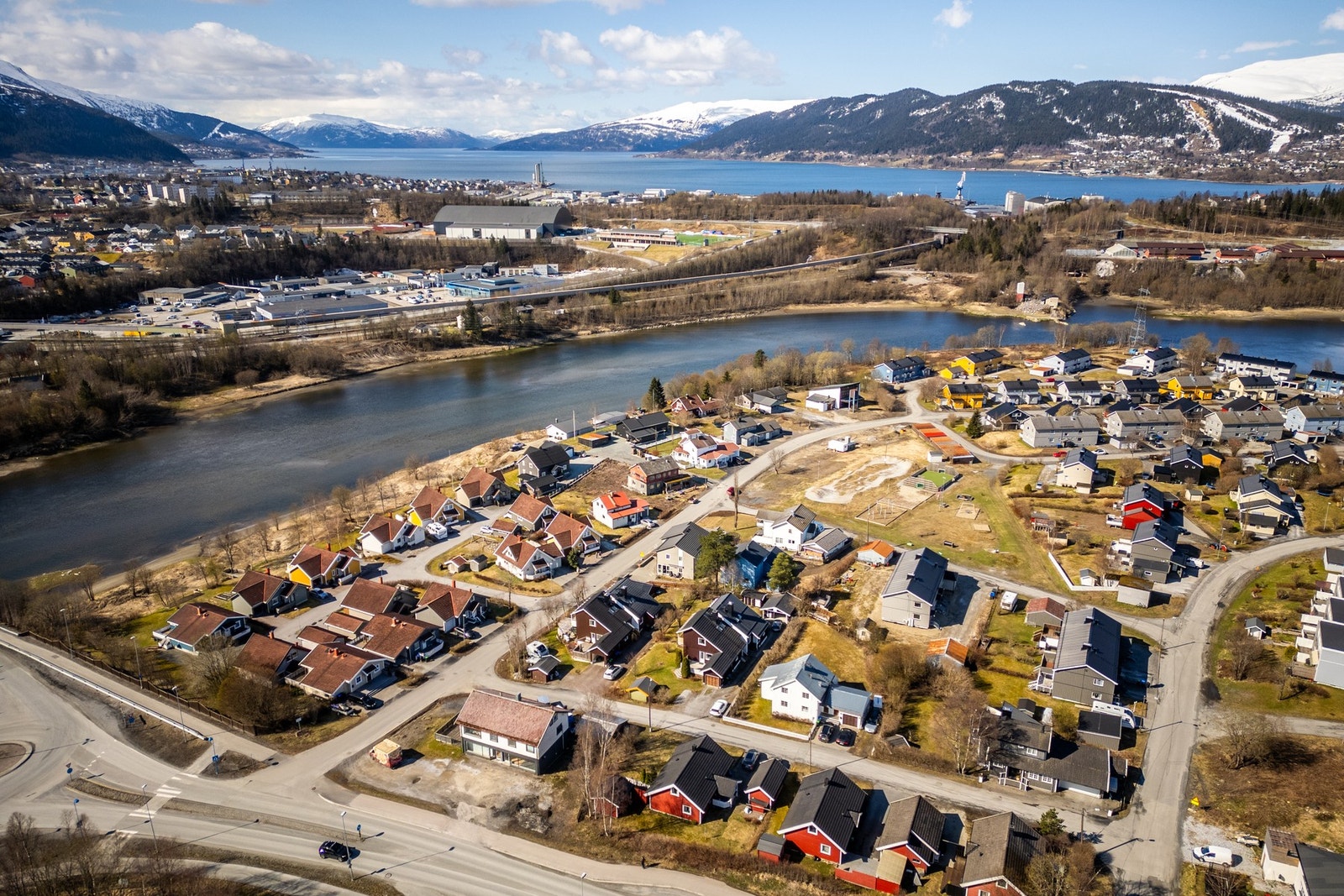 Boligen ligger sentralt på Selfors med kort vei til blant annet skole, dagligvarebutikk, sykehus og turmuligheter Galleribilde