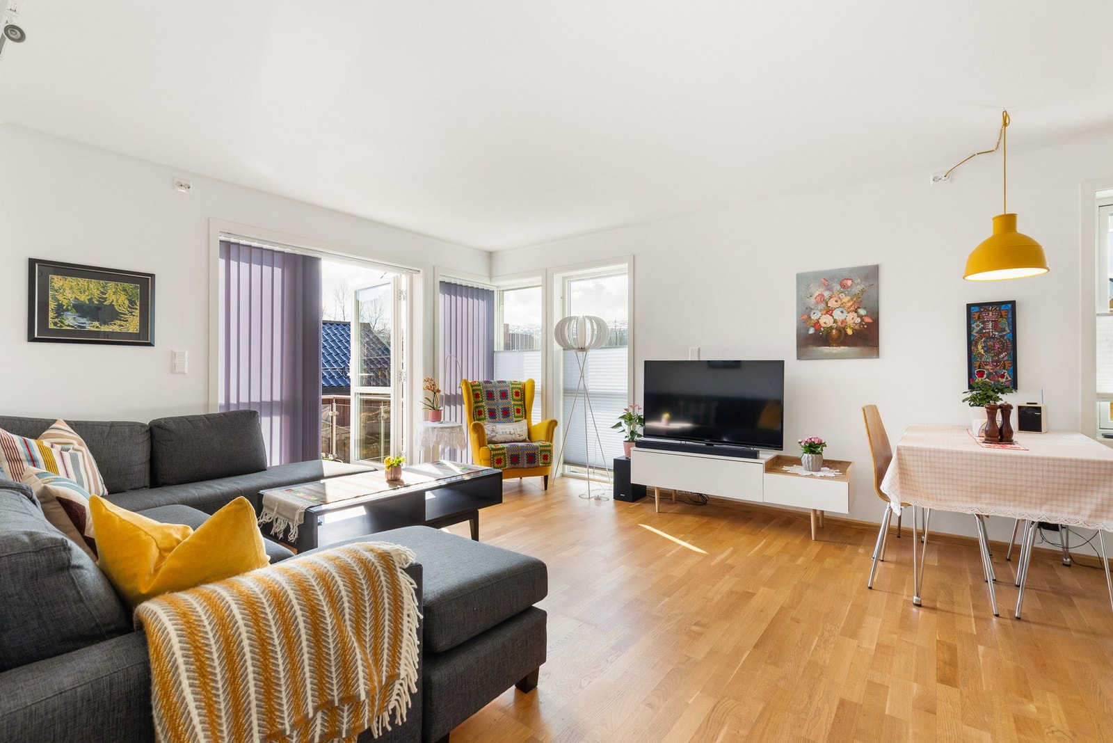 Lys og åpen stue, vannbåren gulvvarme på stue, kjøkken bad og i gangen Galleribilde