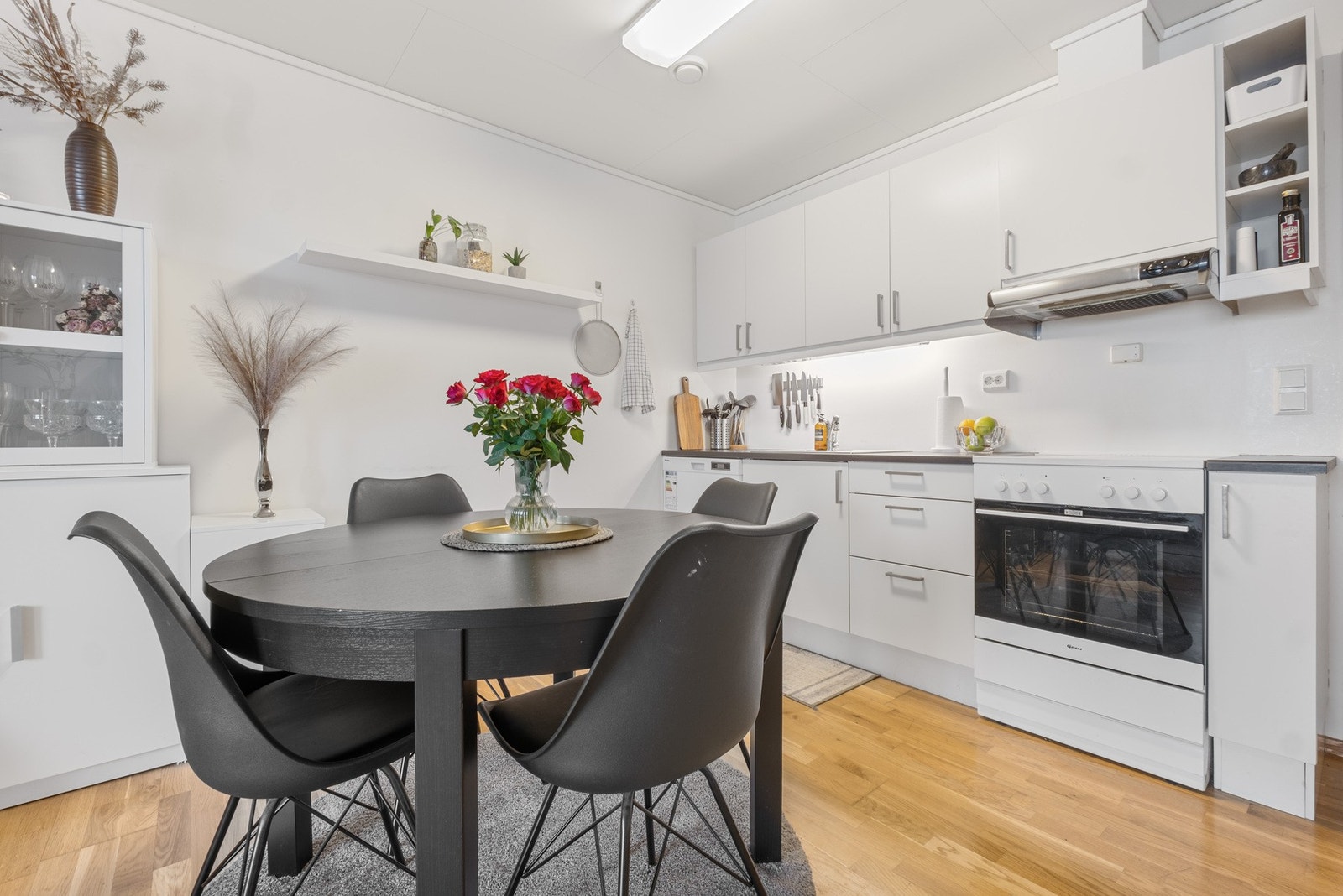 Kjøkkenet har en tidløs og stilren innredning. Opplegg til hvitevarer. Galleribilde