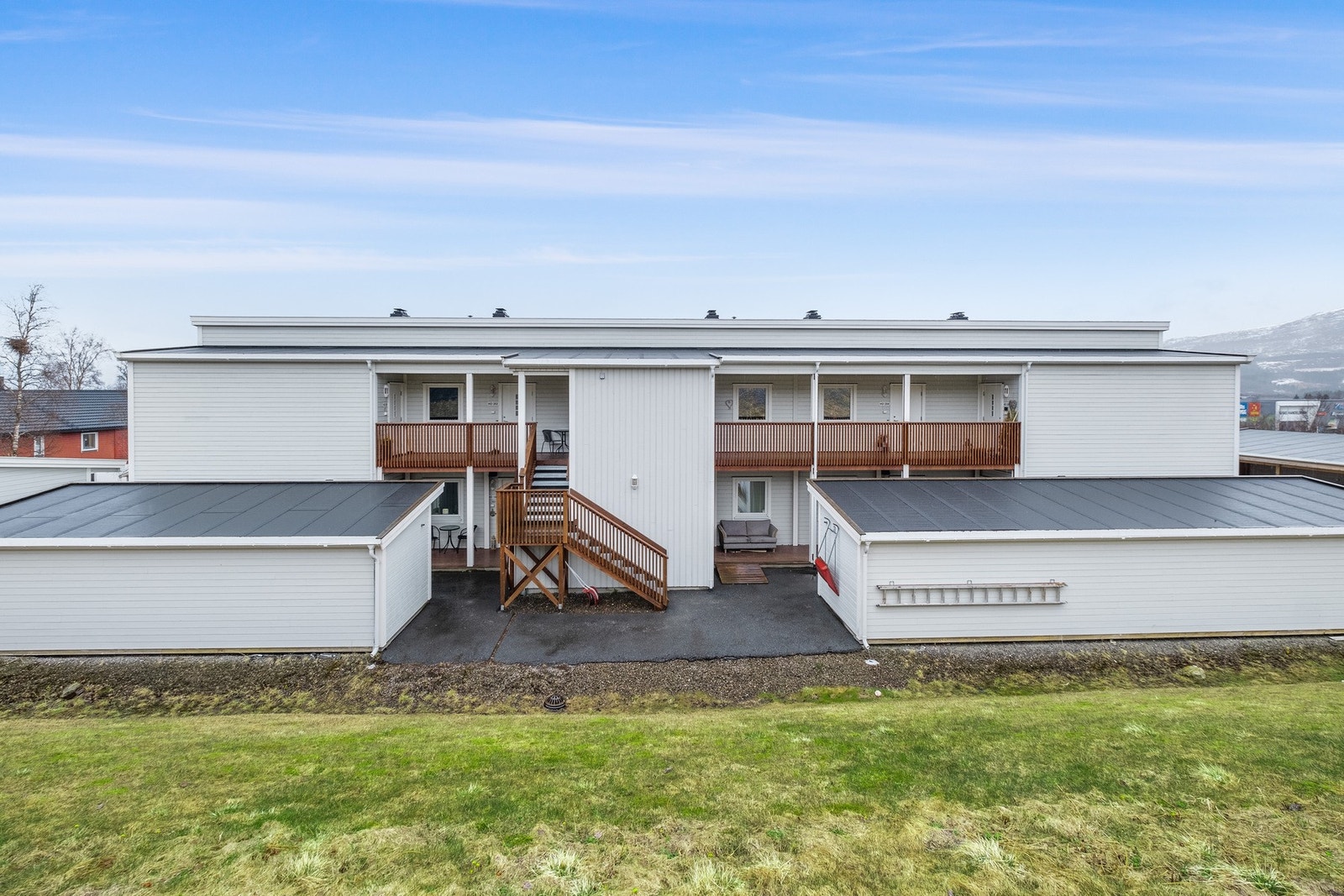 Praktisk, skjermet inngangsparti med takoverbygg som skjermer fra vær og vind. Galleribilde