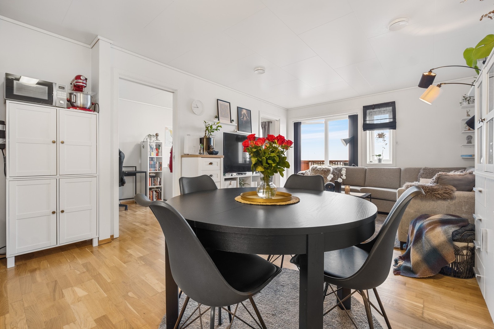 I den åpne løsningen finner du naturlig sone for etablering av spisegruppe, Galleribilde