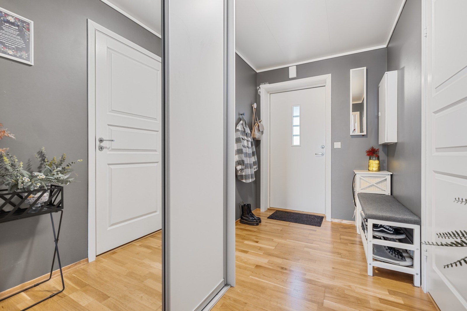 Romslig og innbydende entre i tidsrikrige farger. God plass til oppbevaring, samt å sette fra seg skotøy og henge fra seg klær. Galleribilde