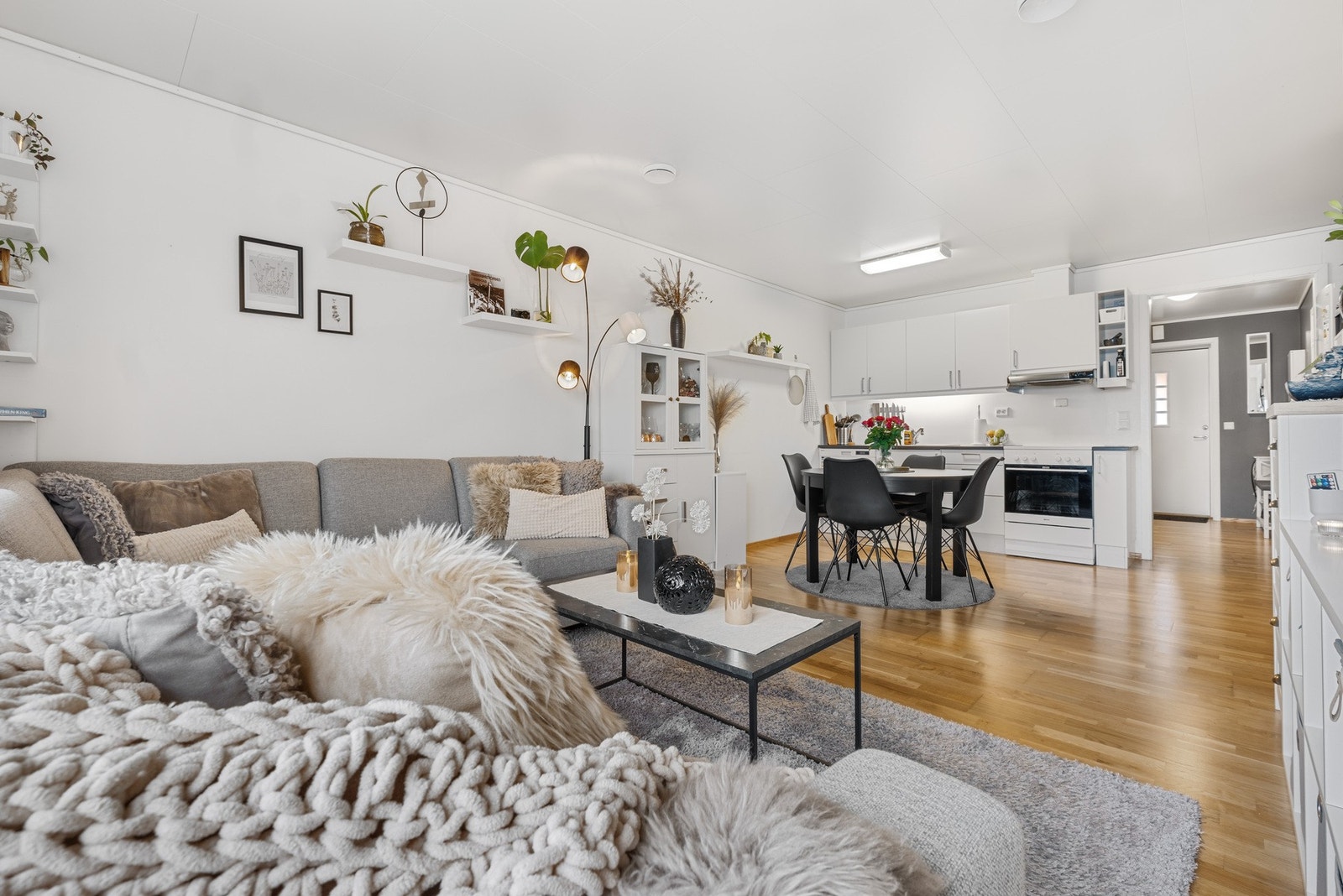 En åpen stue/kjøkken løsning gir en herlig luftighet i oppholdsrommet. Galleribilde