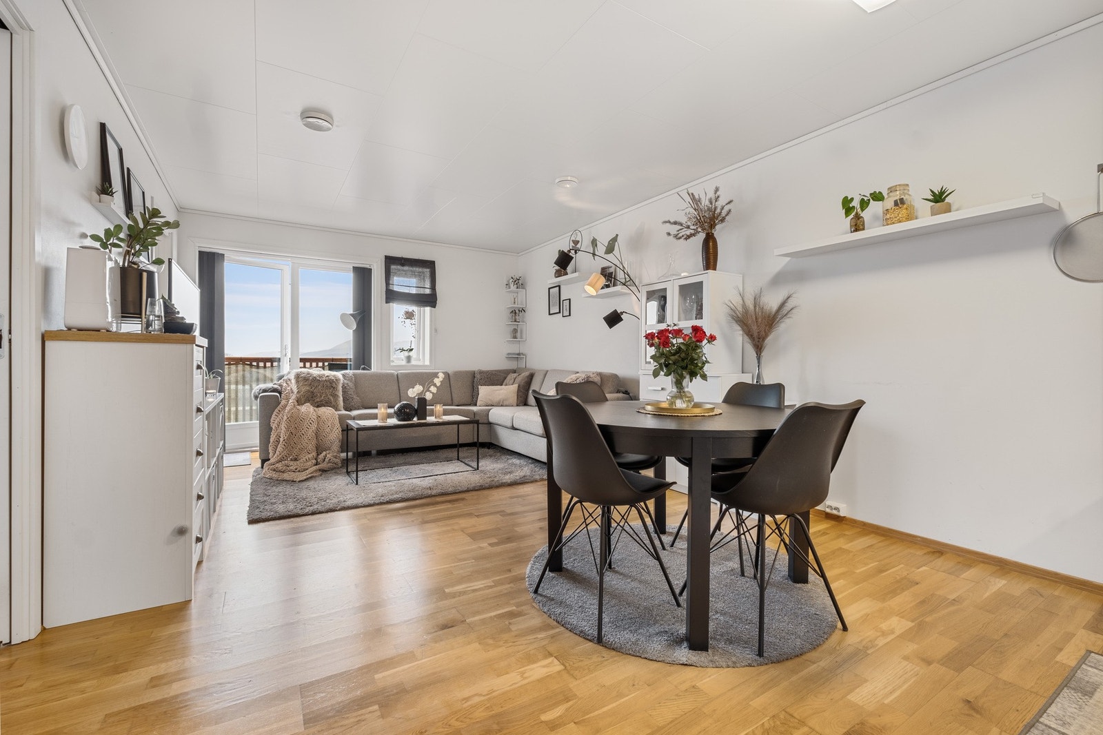 Velkommen til denne flotte 3-roms leiligheten i Tistelveien 3 I! Galleribilde