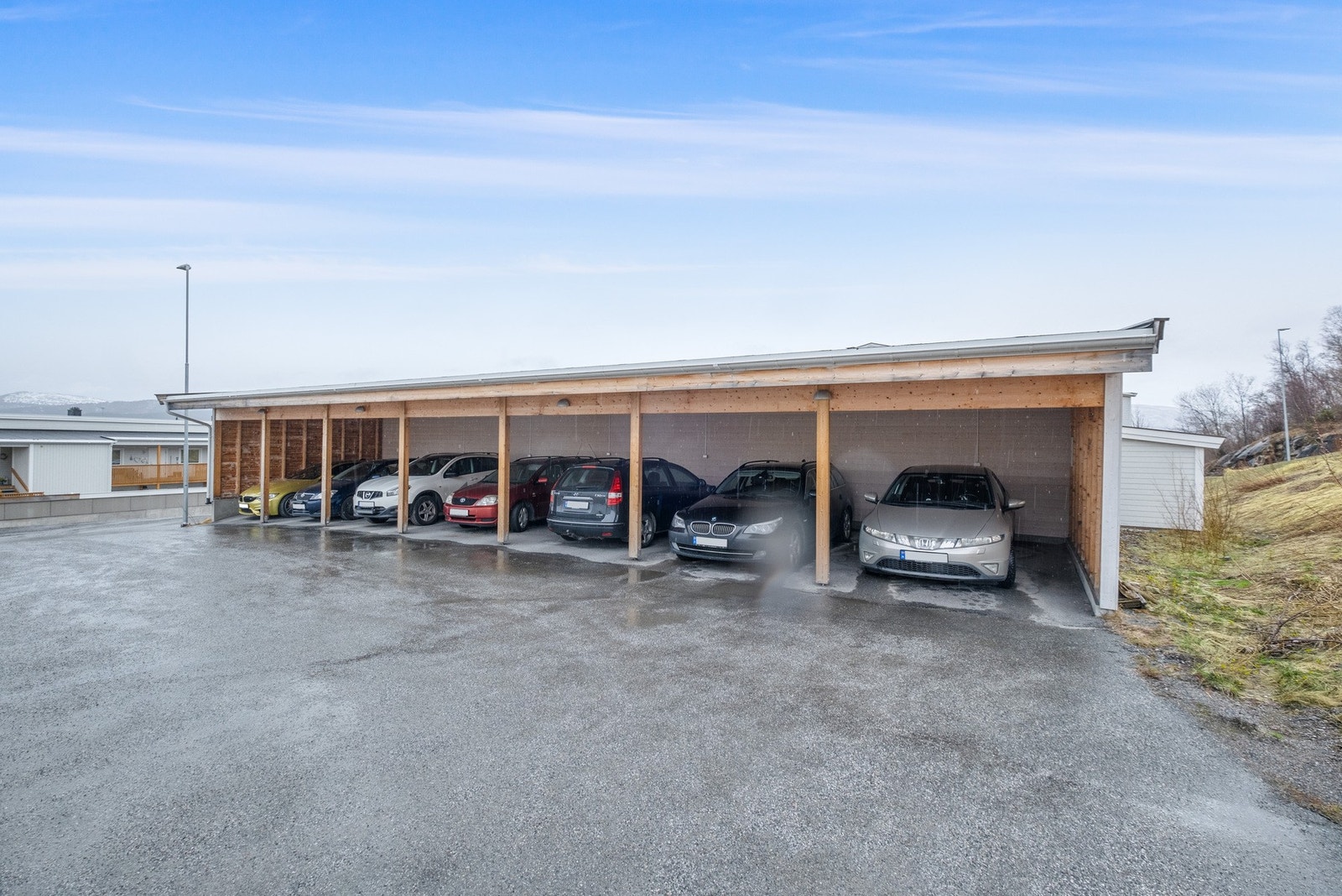 Leiligheten har fast parkeringsplass i carport. Galleribilde