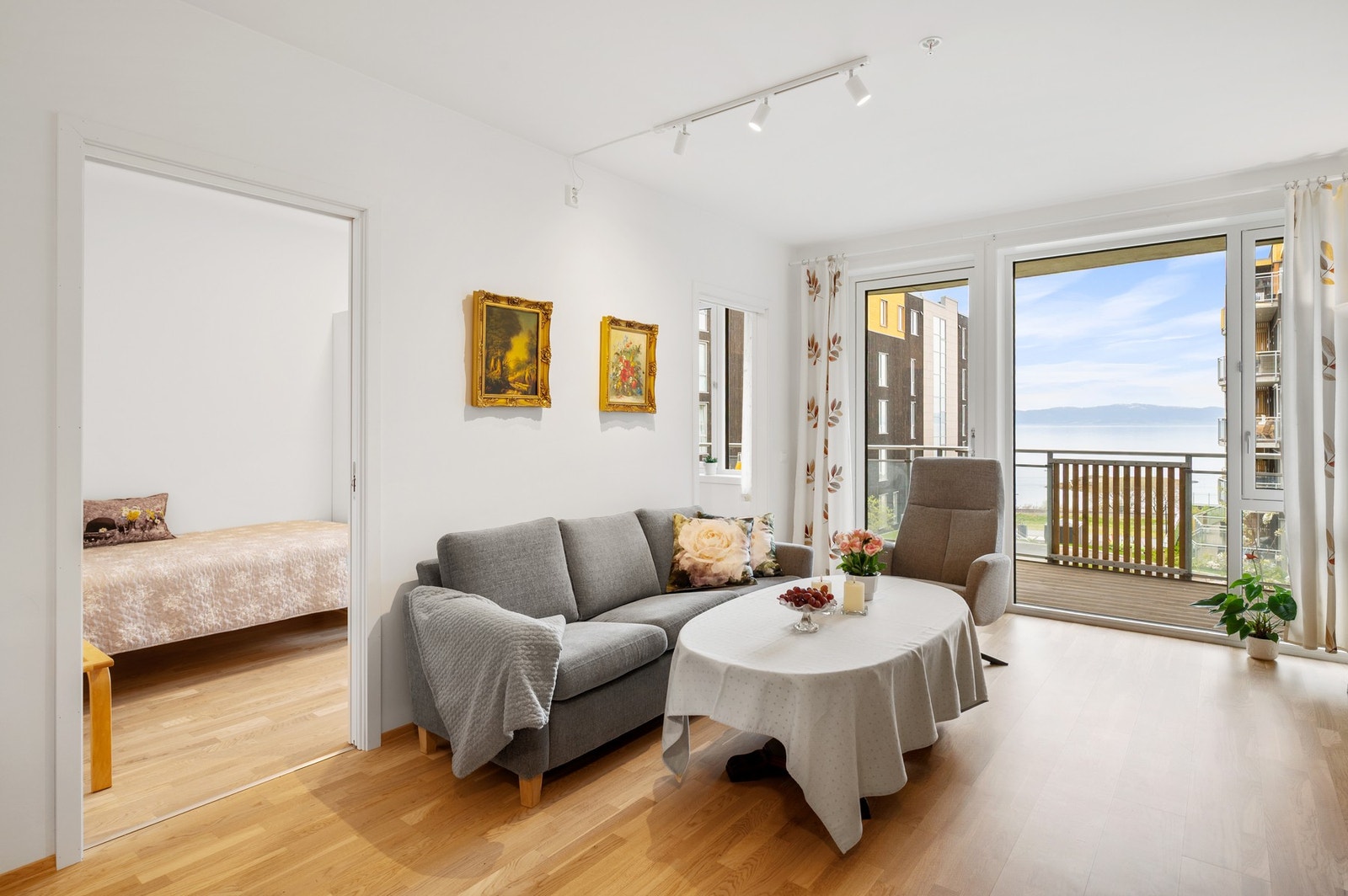 Det kommer rikelig med naturlig lysinnslipp i leiligheten. Galleribilde