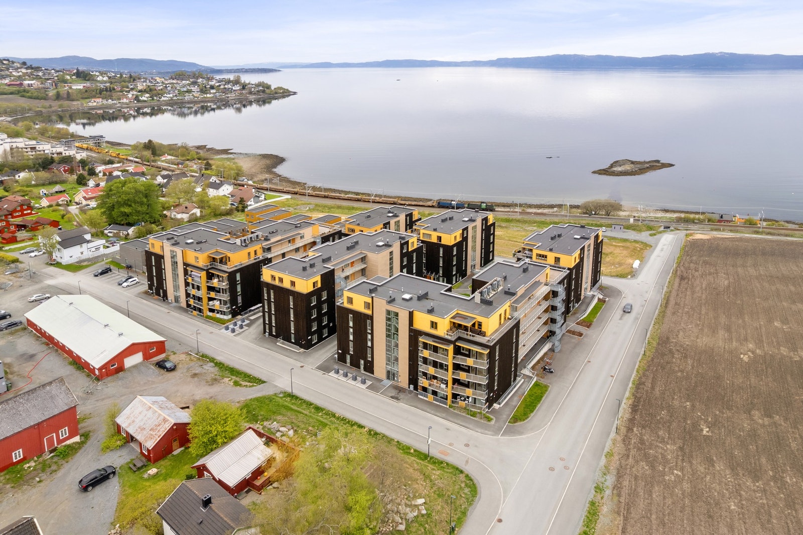 På Vikhammerstrand har man en upåklagelig utsikt mot fjorden Galleribilde