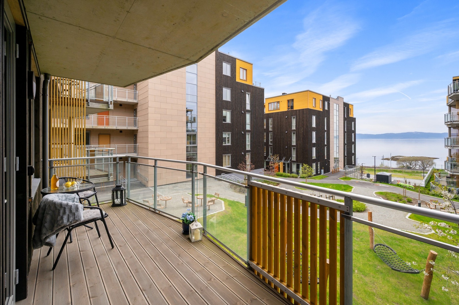 Fra terrassen har du gode utsikt's forhold for å nyte sende sommerkvelder i godt selskap. Galleribilde