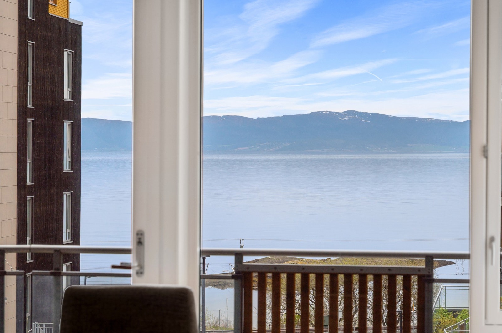 Fra kjøkken og stuen har du store vindusflater som gir fantastisk utsikt. Galleribilde